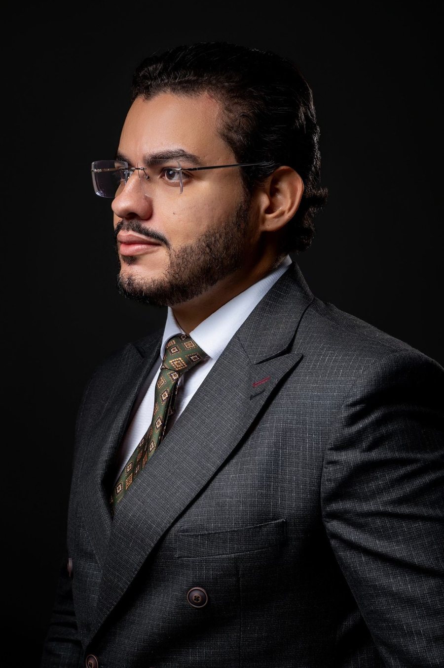 Angelo Gramlich, advogado e professor, de terno cinza, em fundo escuro